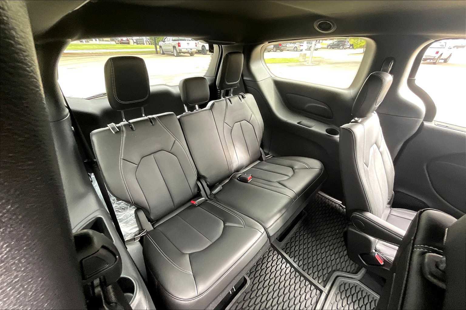 Certified 2025 Chrysler Voyager LX image 33