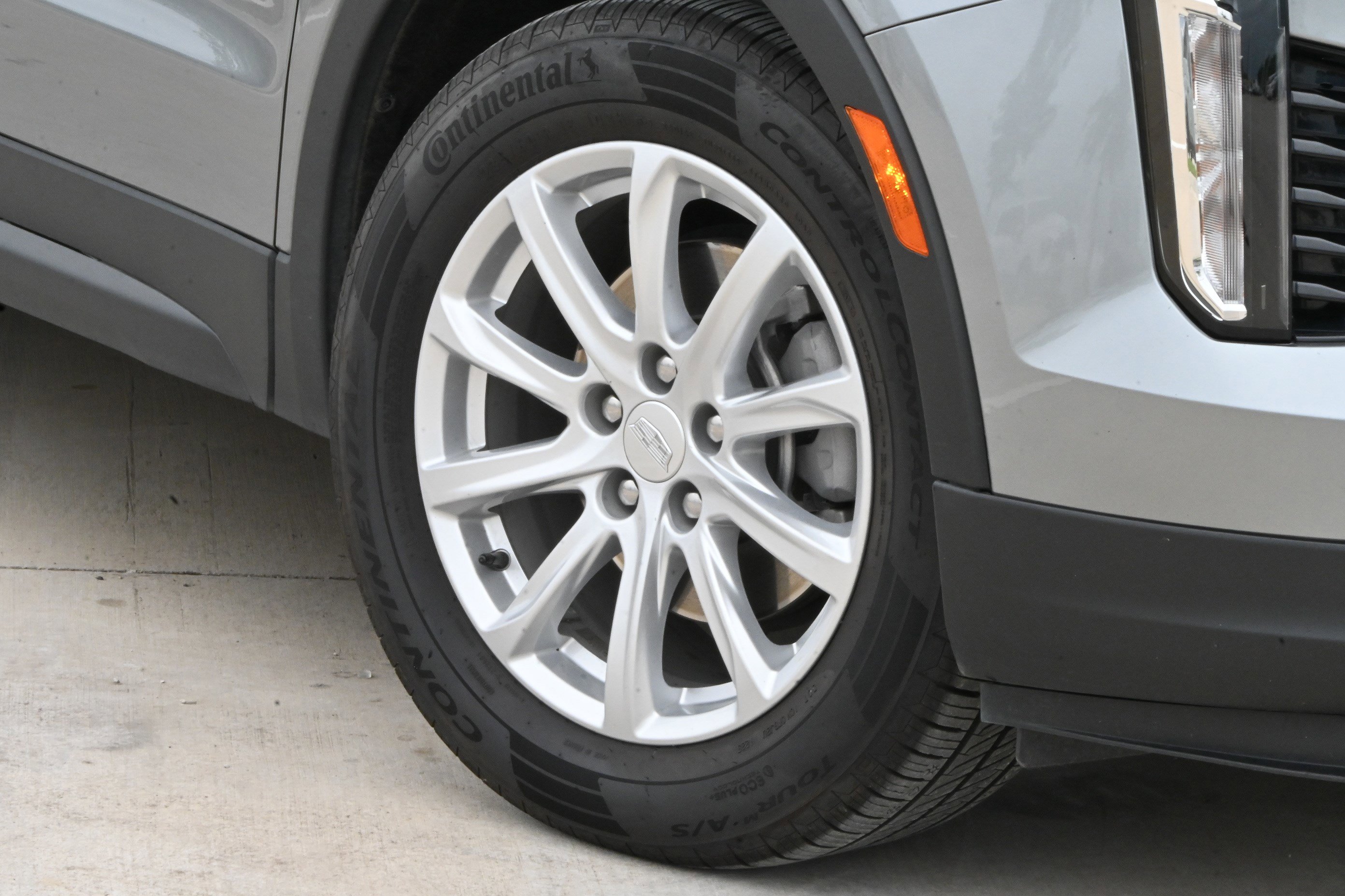 Used 2023 Cadillac XT4 Luxury w/ Cold Weather Package FWD image 11