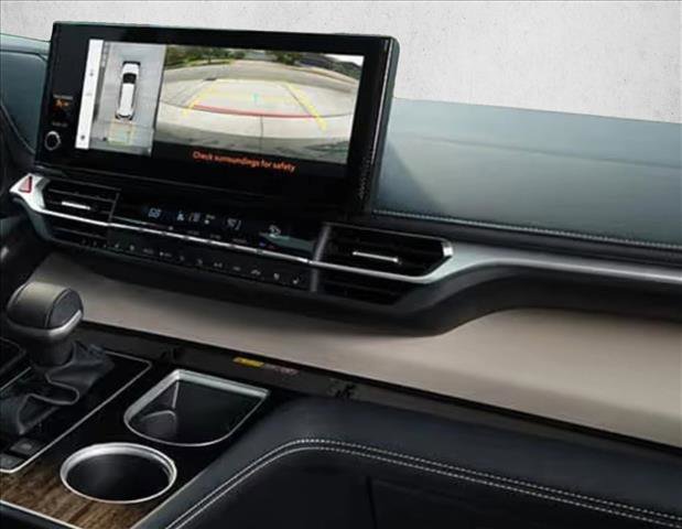 Used 2025 Toyota Sienna Platinum image 3