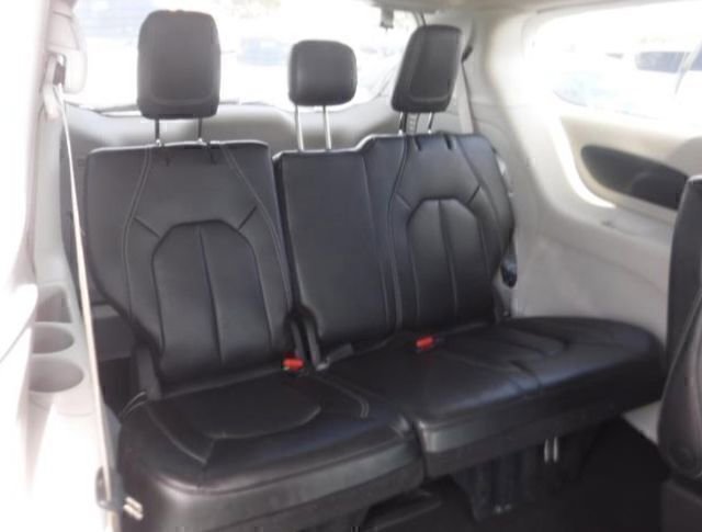 Used 2023 Chrysler Pacifica Touring-L image 11