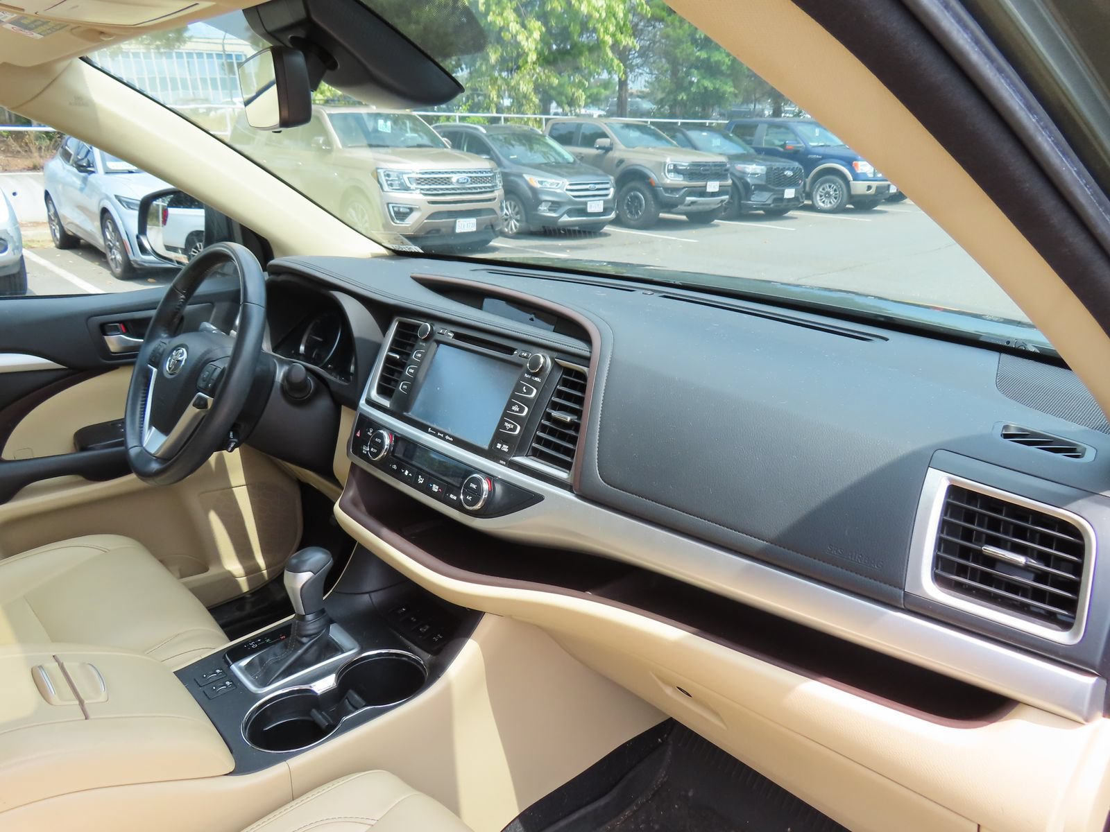 Used 2018 Toyota Highlander XLE w/ Carpet Mat Package (TMS) AWD/4WD image 18