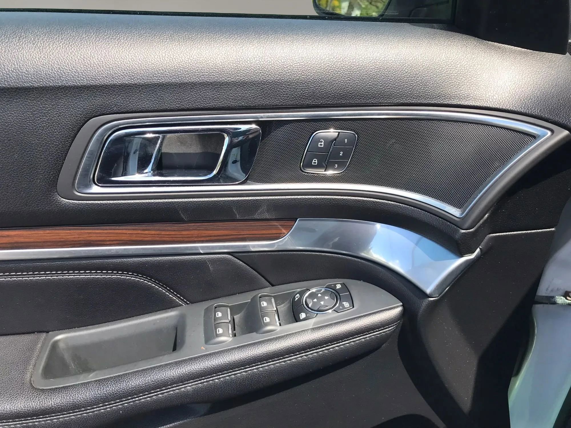 Used 2017 Ford Explorer Limited w/ Equipment Group 301A AWD/4WD image 14