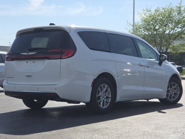 Used 2023 Chrysler Pacifica Touring-L FWD image 9