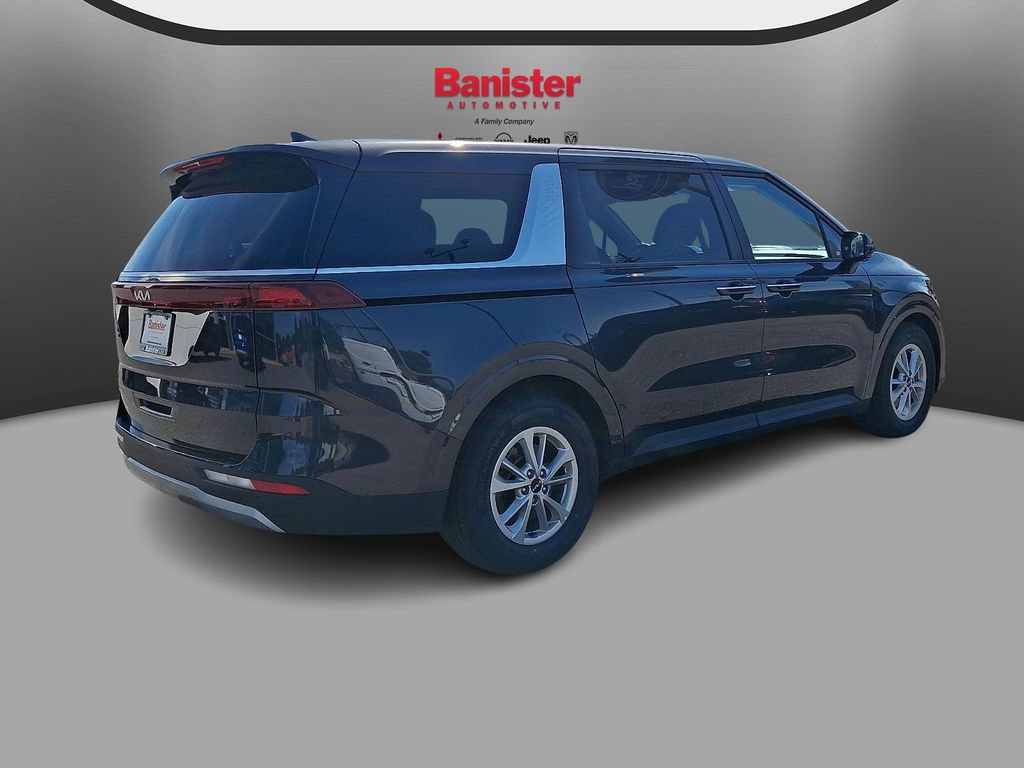 Used 2024 Kia Carnival LX FWD image 4