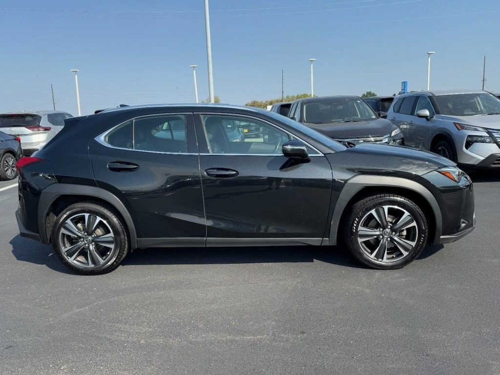 Used 2019 Lexus UX 200 image 2