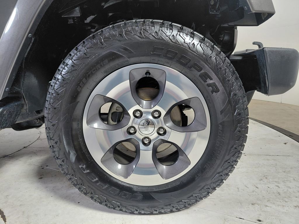 Used 2018 Jeep Wrangler Unlimited Sahara image 9