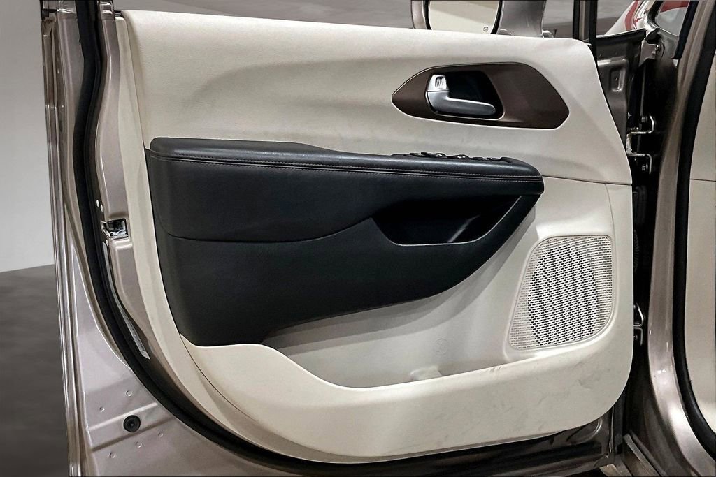 Used 2018 Chrysler Pacifica Touring-L Plus w/ Advanced Safetytec Group image 22