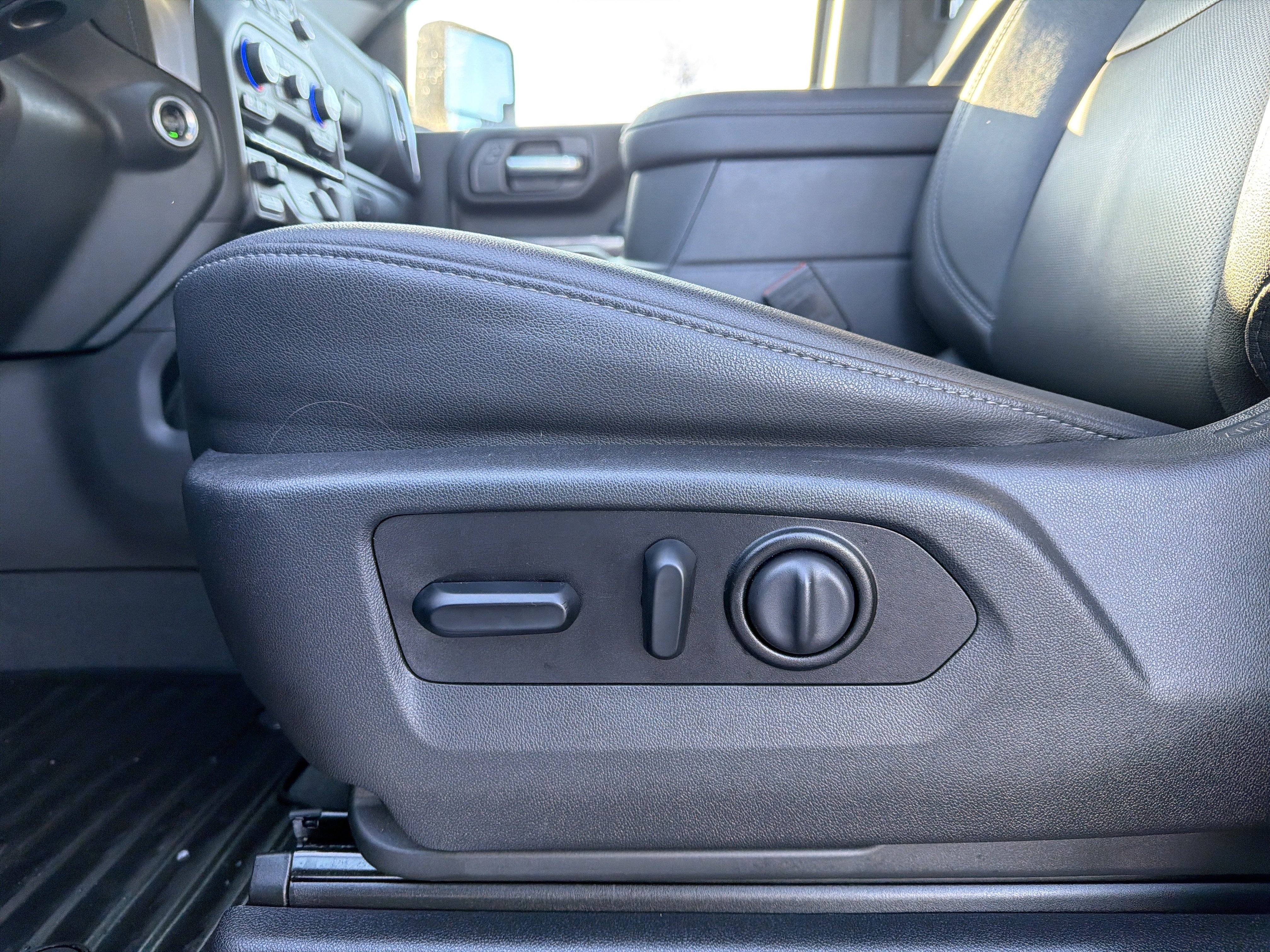 Used 2021 Chevrolet Silverado 2500 LTZ w/ LTZ Plus Package image 24