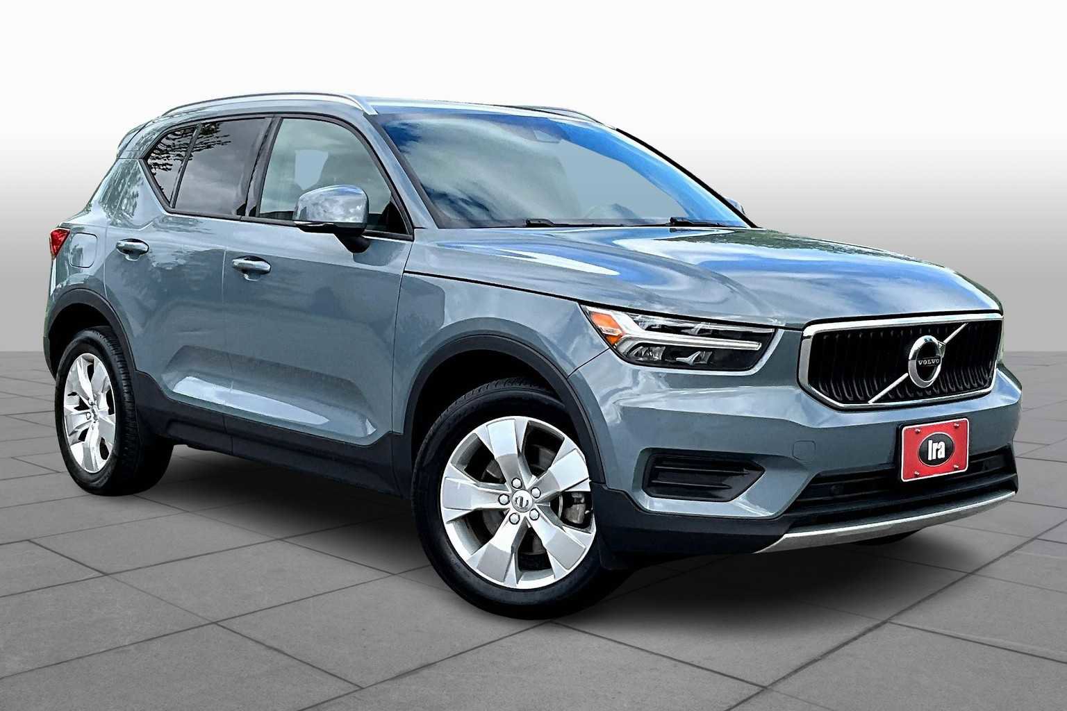 Certified 2022 Volvo XC40 T5 Momentum image 2