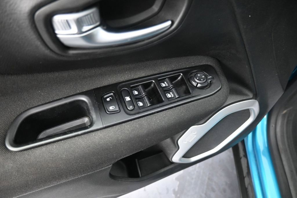 Used 2020 Jeep Renegade Latitude w/ Cold Weather Group AWD/4WD image 25
