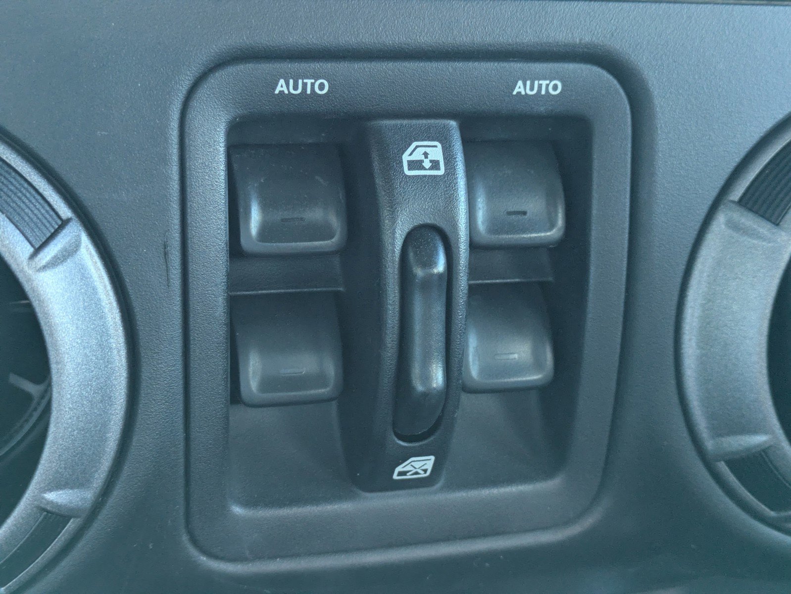 Used 2018 Jeep Wrangler Unlimited Sport S image 19