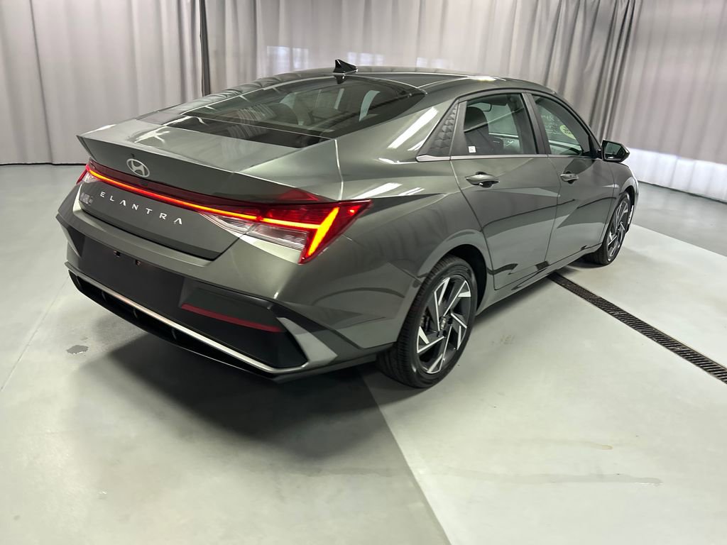 Used 2025 Hyundai Elantra SEL image 7