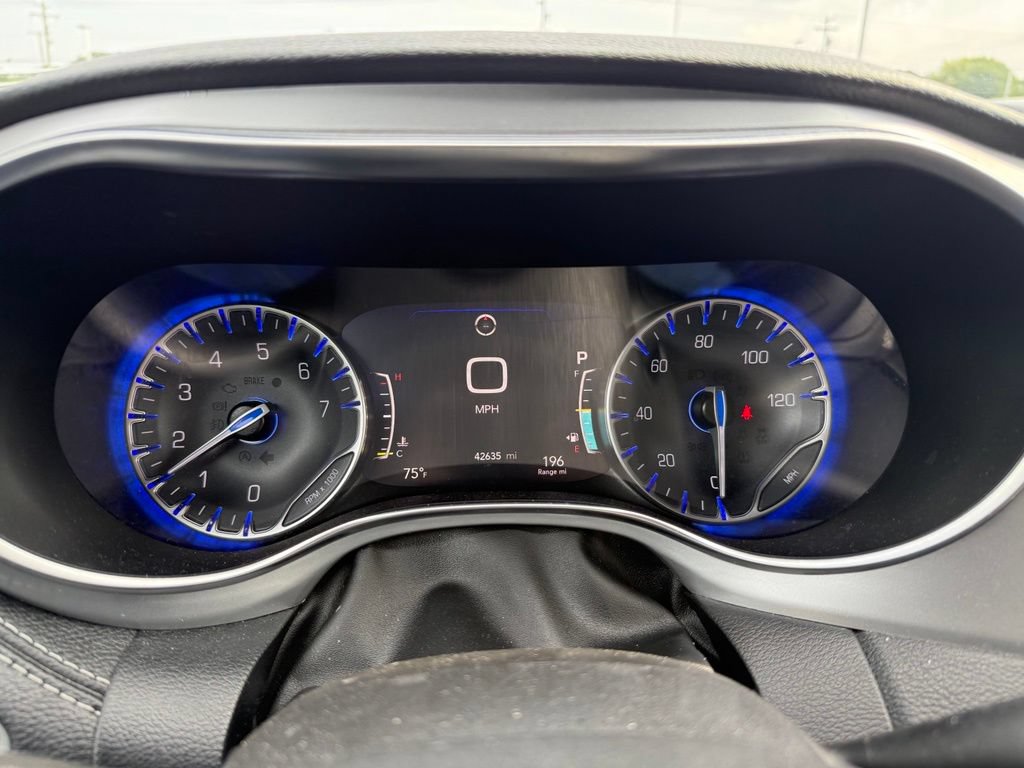 Used 2025 Chrysler Pacifica Limited FWD image 4