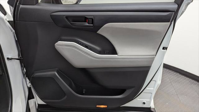 Used 2022 Toyota Highlander LE image 26