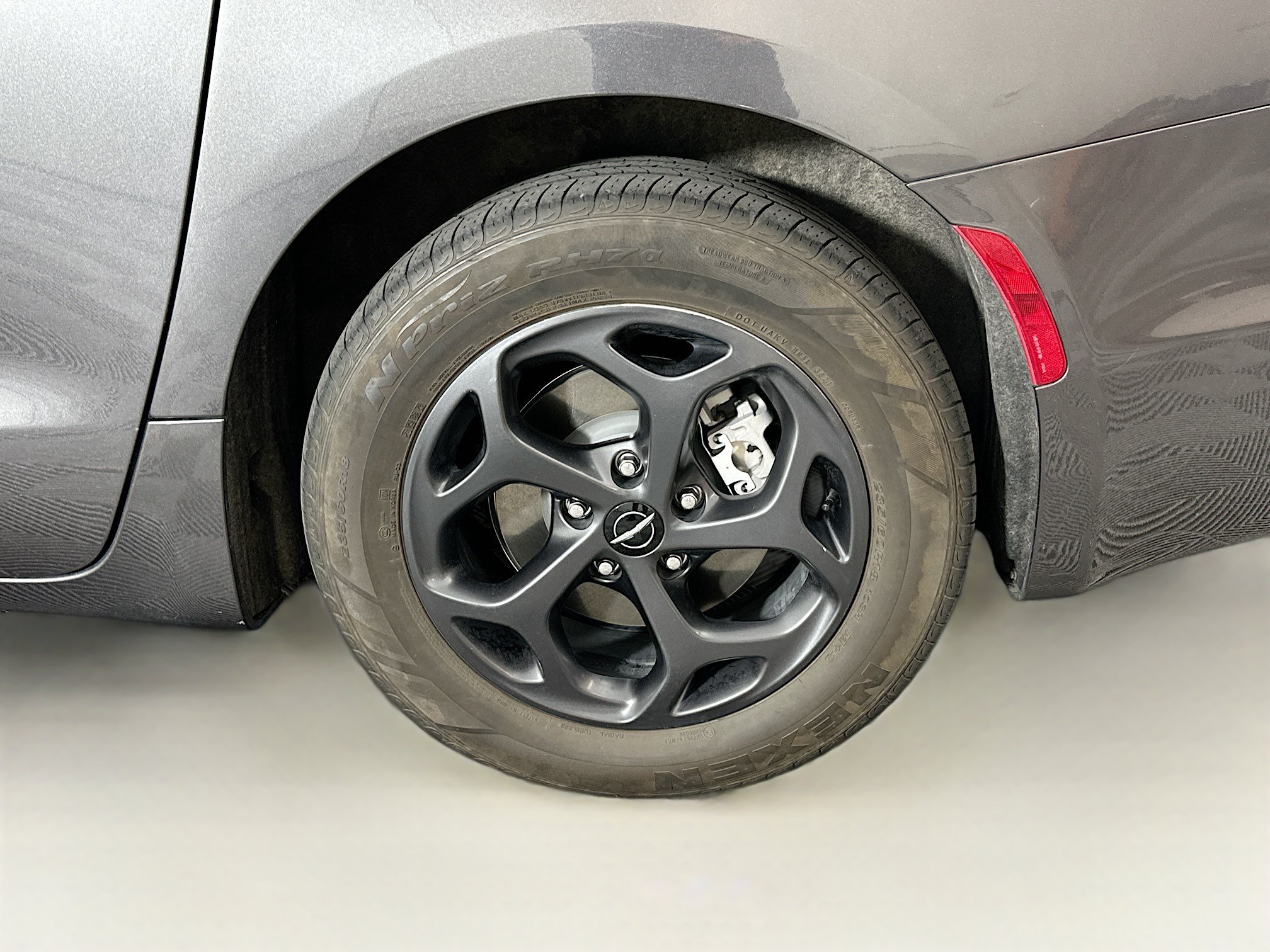 Used 2022 Chrysler Pacifica Limited w/ Uconnect Theater Family Group FWD image 11