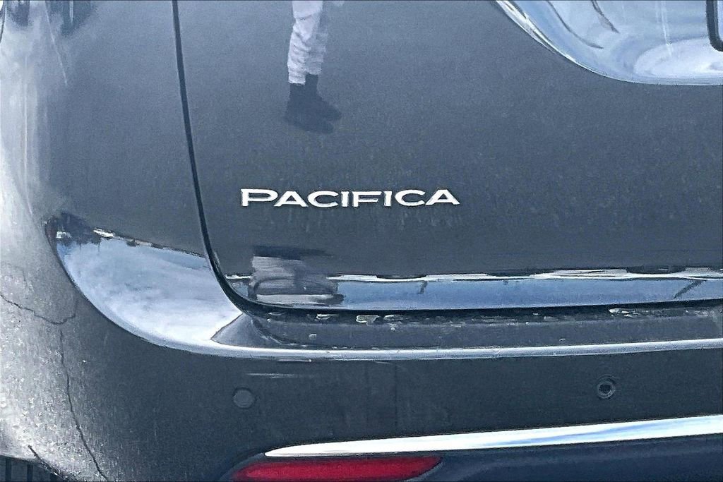 Used 2023 Chrysler Pacifica Touring-L FWD image 23