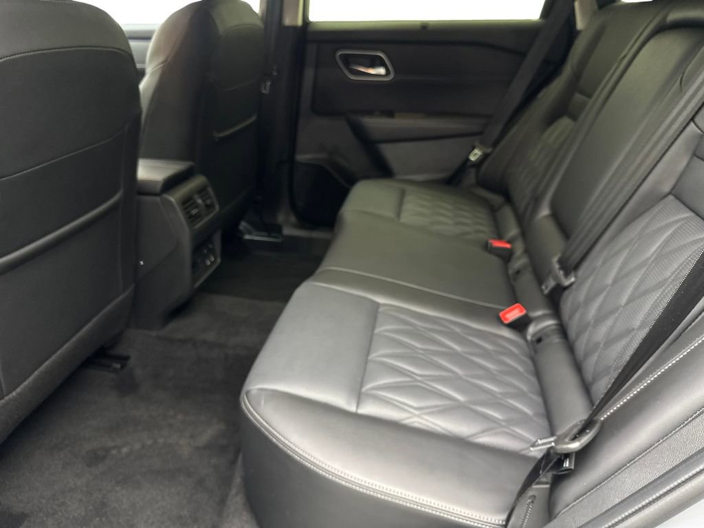 Used 2025 Nissan Rogue Platinum w/ Tech Package image 33
