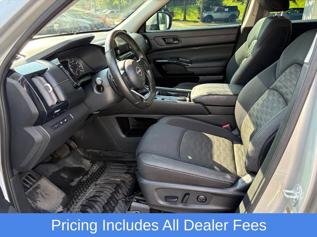 Used 2025 Nissan Pathfinder SV AWD/4WD image 16