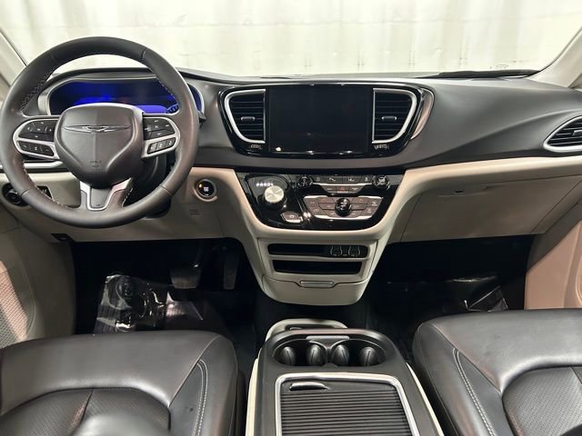 Used 2023 Chrysler Pacifica Touring-L image 16