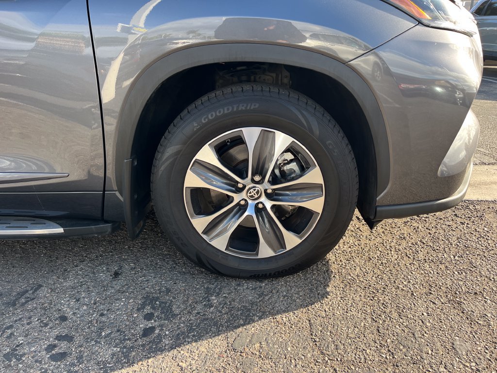 Used 2022 Toyota Highlander XLE FWD image 46