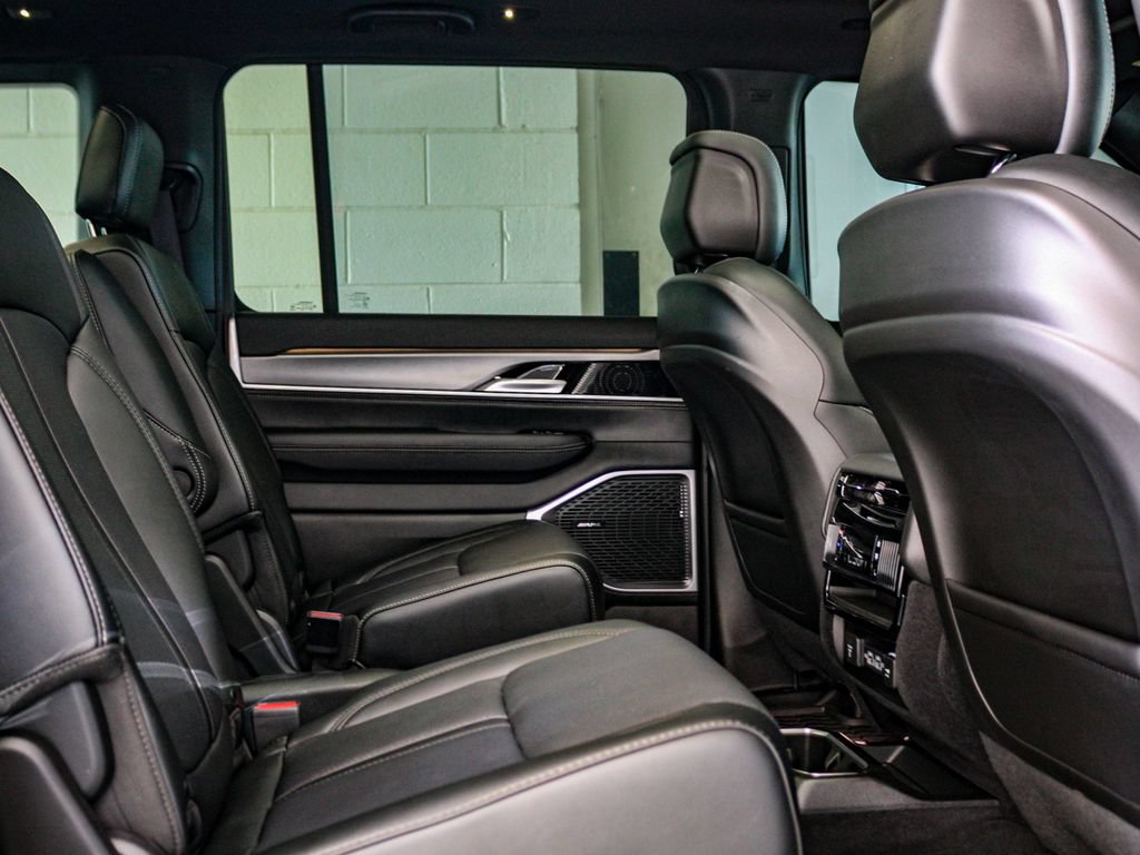 Certified 2025 Jeep Wagoneer Series II AWD/4WD image 10