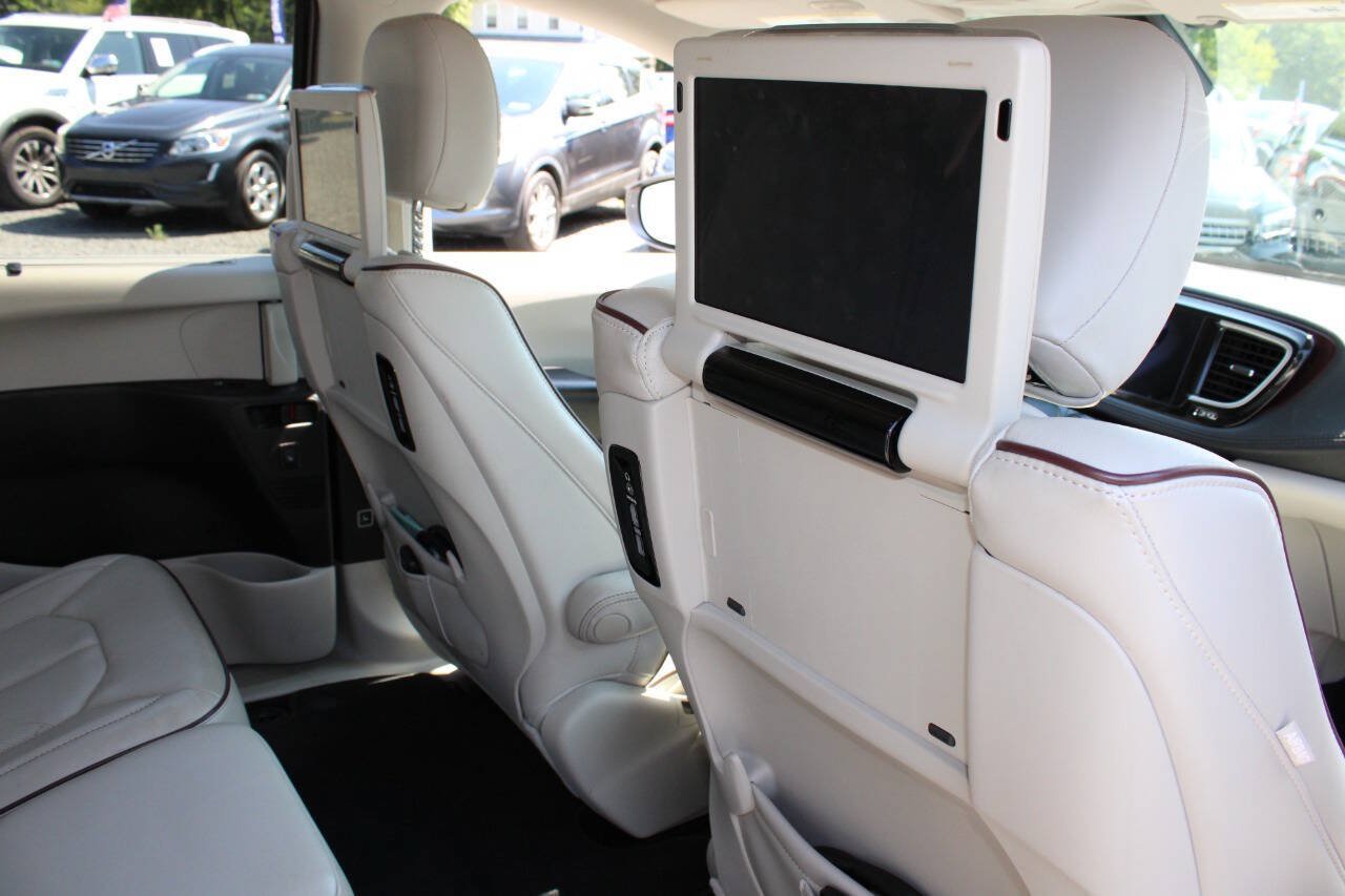Used 2017 Chrysler Pacifica Limited FWD image 19