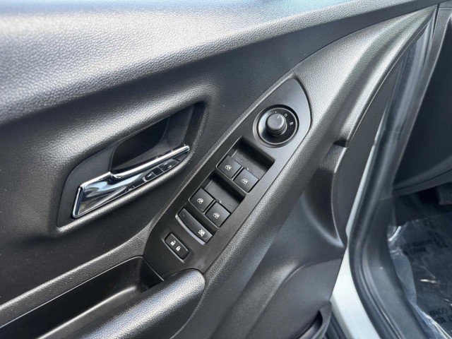 Used 2021 Chevrolet Trax LT w/ Driver Confidence Package AWD/4WD image 19