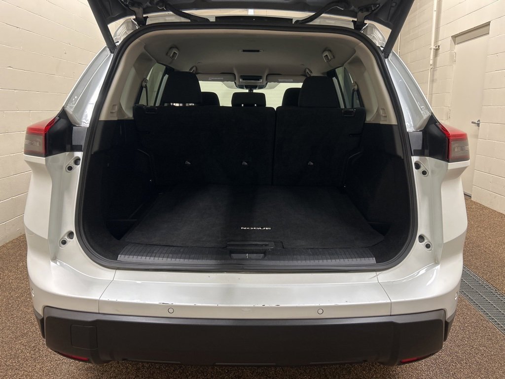 Used 2024 Nissan Rogue SV image 11