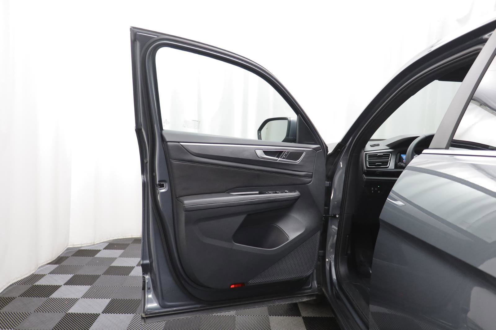 Used 2024 Volkswagen Atlas Cross Sport SE image 4