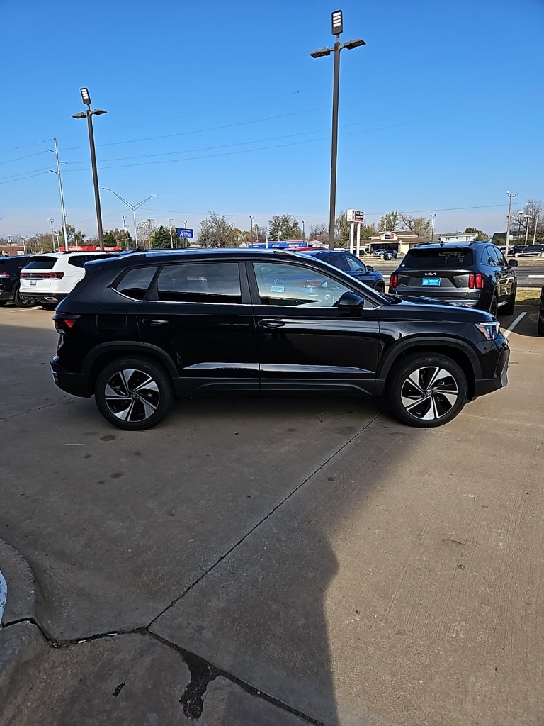 New 2026 Volkswagen Taos SE image 4