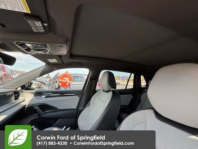 Used 2025 Volkswagen Tiguan SE R-Line image 11