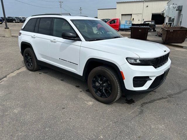 Used 2024 Jeep Grand Cherokee Altitude AWD/4WD image 3