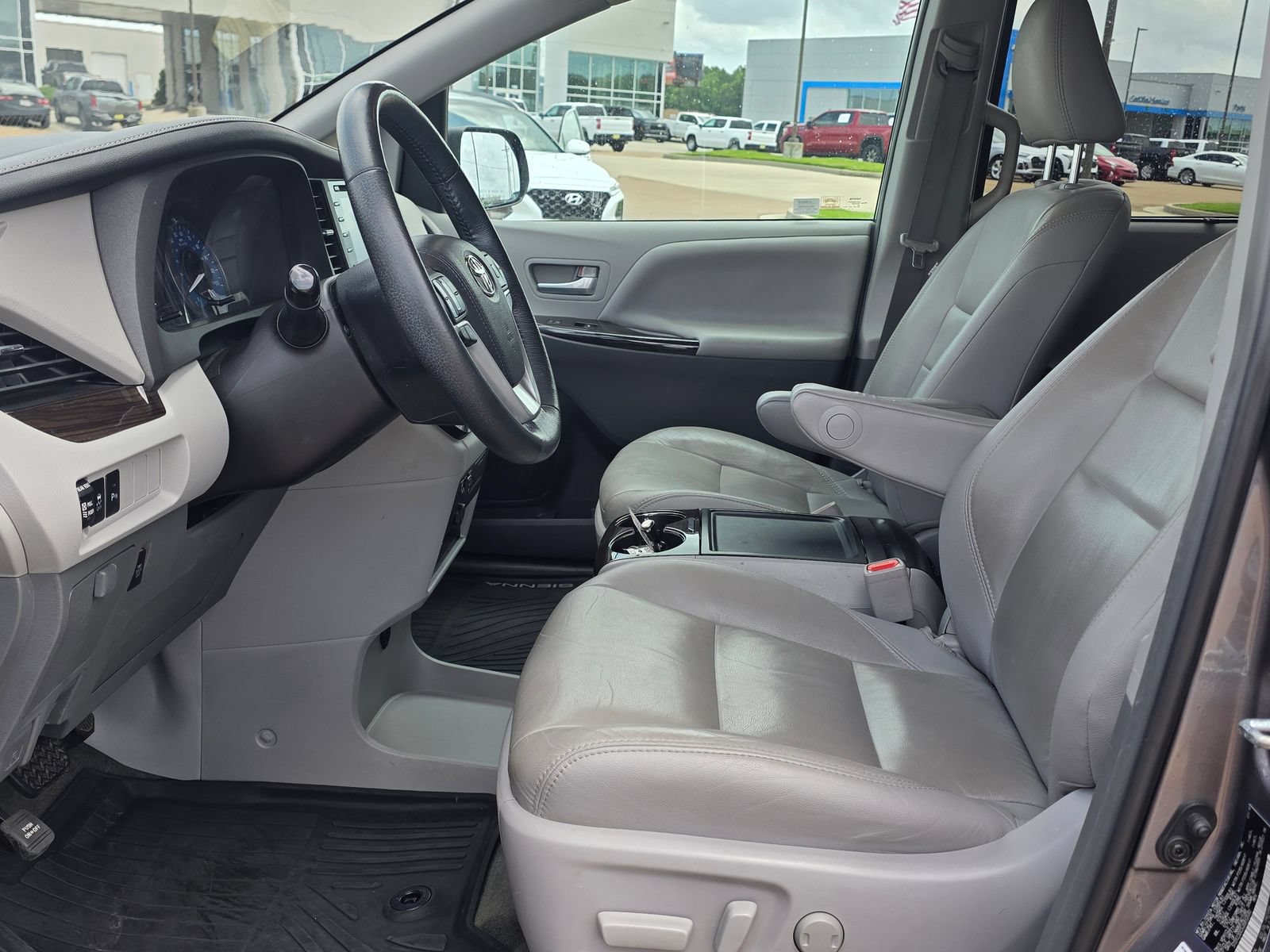 Used 2018 Toyota Sienna XLE w/ XLE Navigation Package FWD image 18