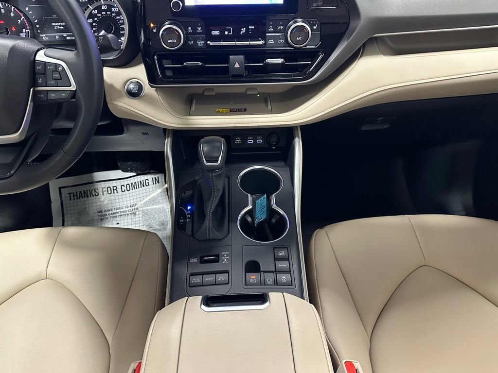 Used 2025 Toyota Highlander XLE image 36