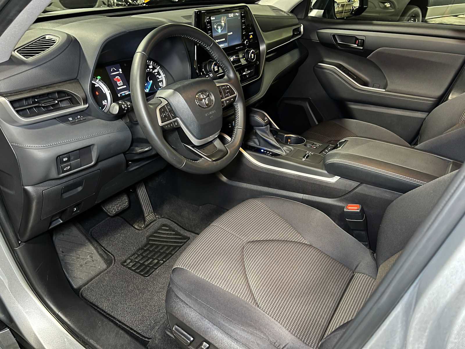 Used 2022 Toyota Highlander LE image 21