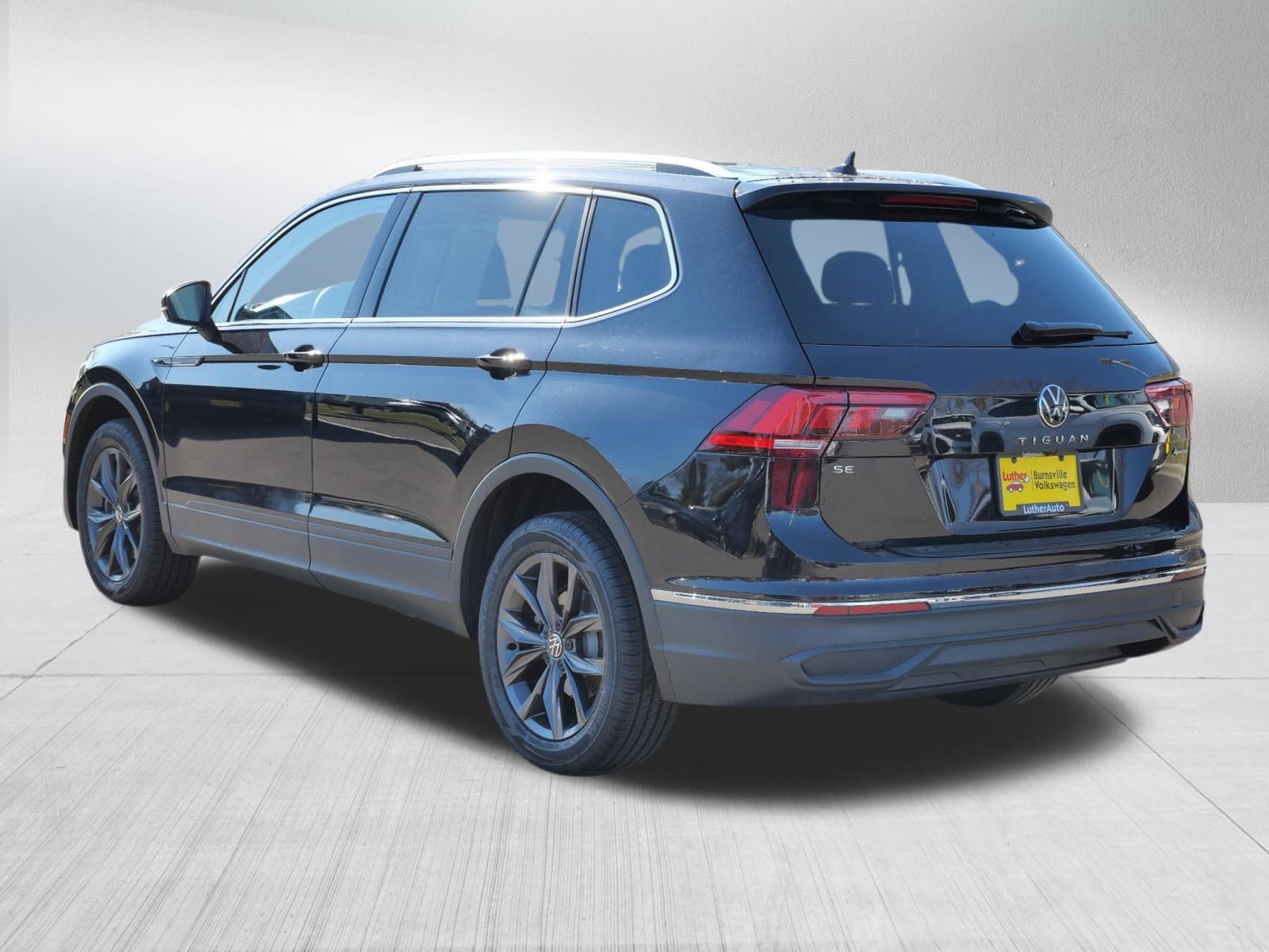 Certified 2022 Volkswagen Tiguan SE w/ Panoramic Sunroof Package image 5
