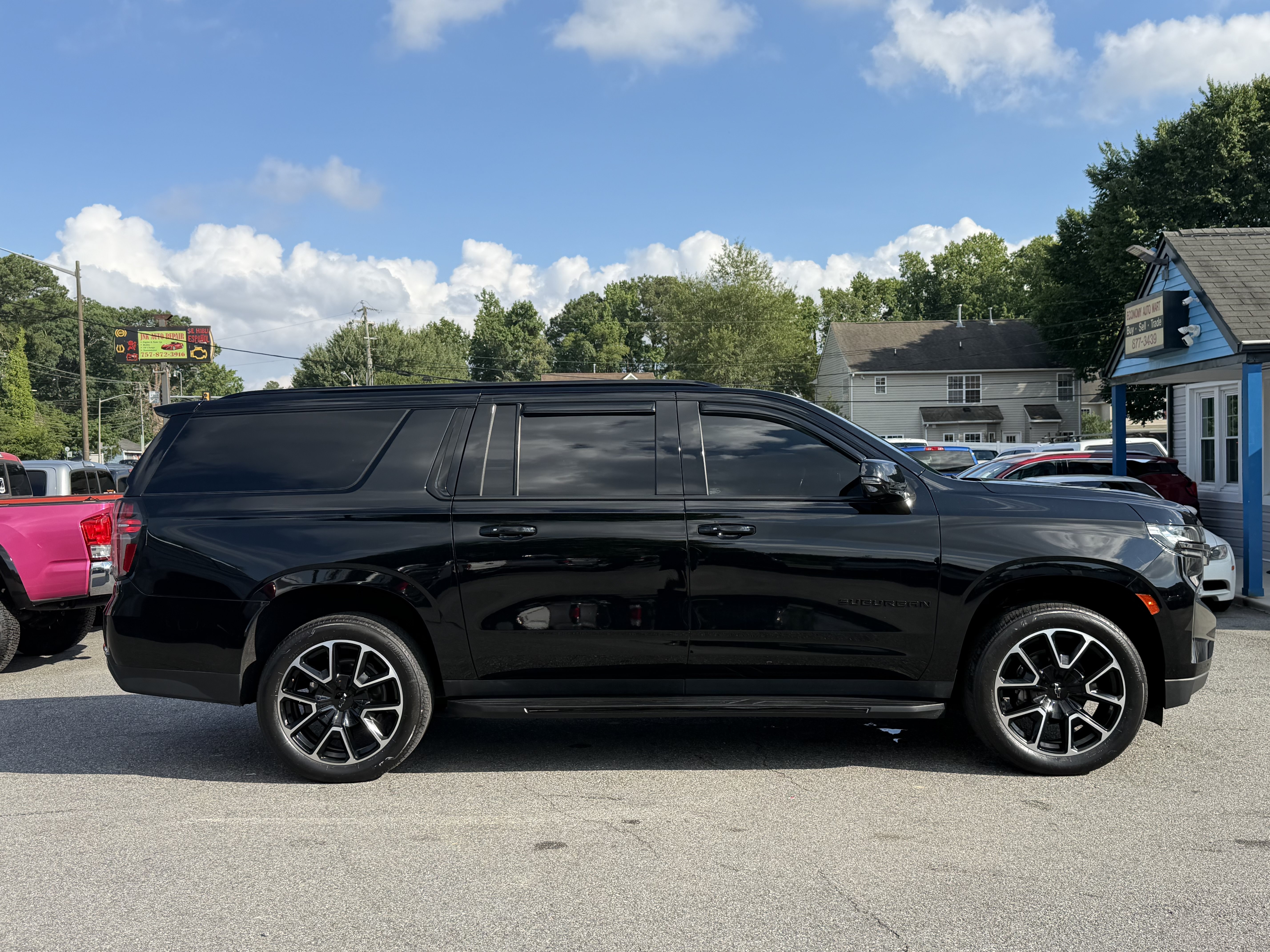 Used 2022 Chevrolet Suburban RST w/ Luxury Package RWD image 5
