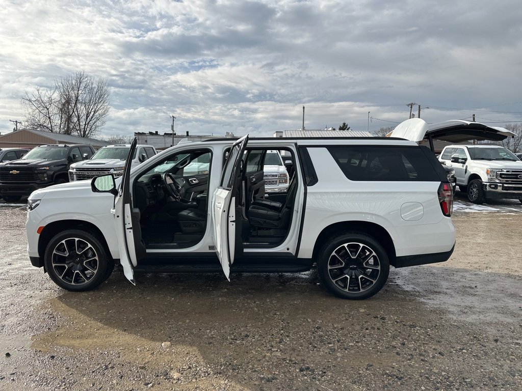 Used 2023 Chevrolet Suburban RST w/ Luxury Package image 32