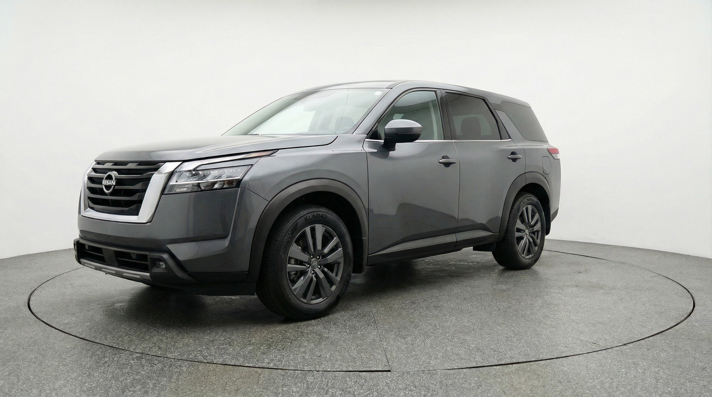 Used 2025 Nissan Pathfinder SV image 3