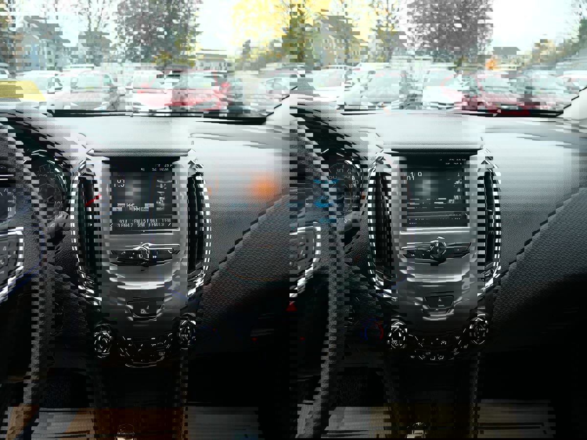 Used 2017 Chevrolet Cruze LT w/ Convenience Package image 13