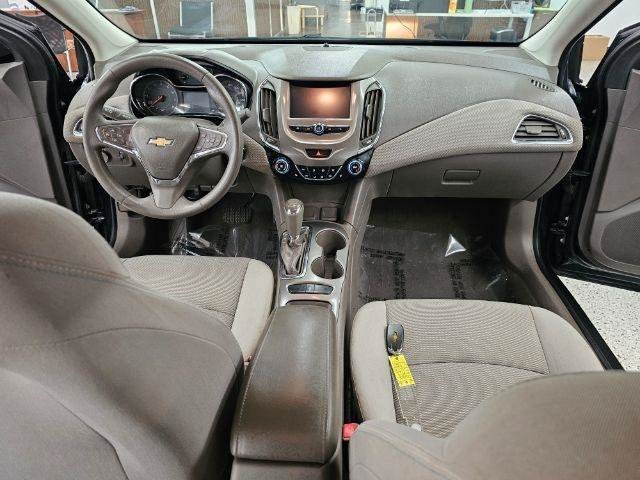 Used 2018 Chevrolet Cruze LT w/ Convenience Package FWD image 9
