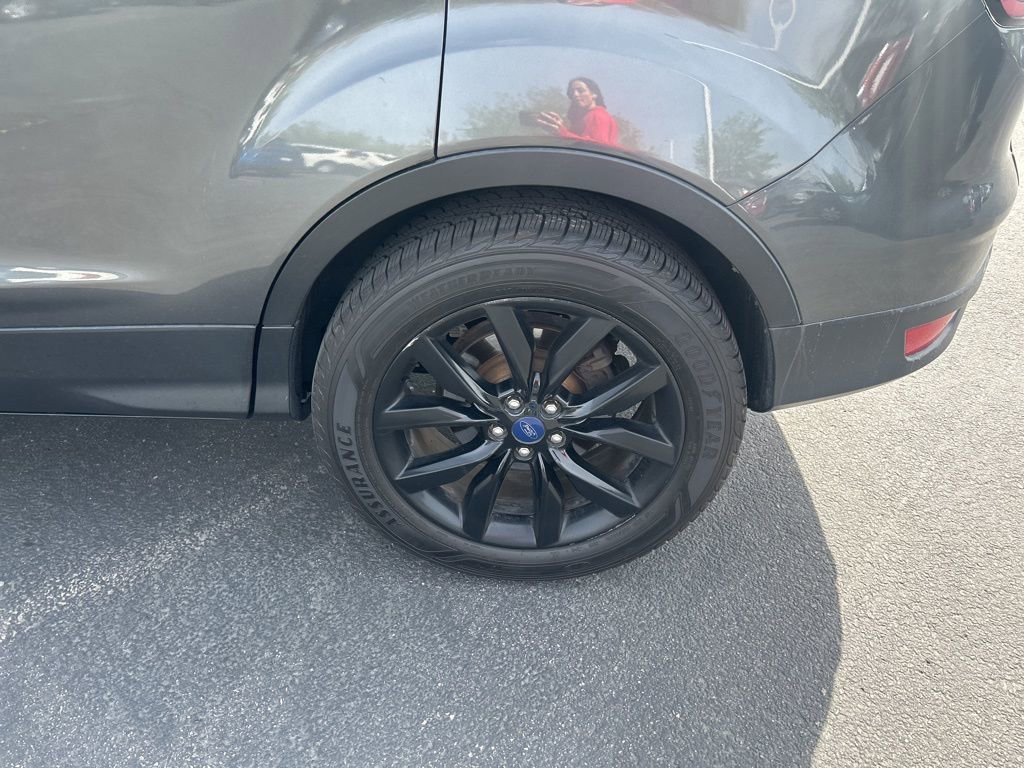 Used 2018 Ford Escape SE w/ SE Sport Appearance Package image 16