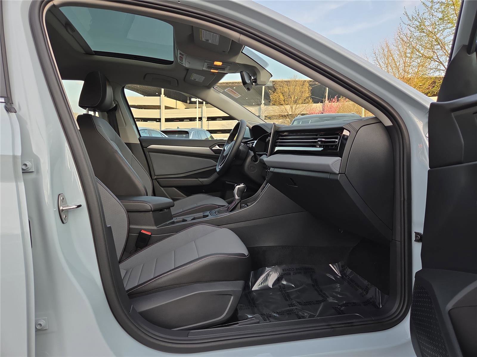 Used 2025 Volkswagen Jetta SE w/ Sunroof Package image 25