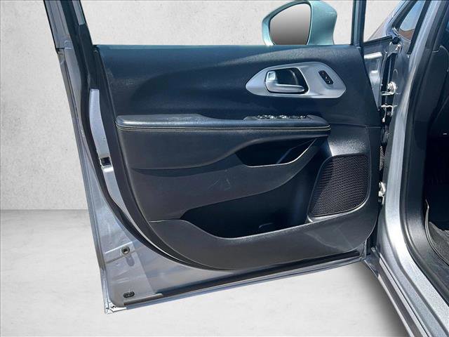 Used 2021 Chrysler Pacifica Touring-L w/ Premium & Safety Sphere Group FWD image 17