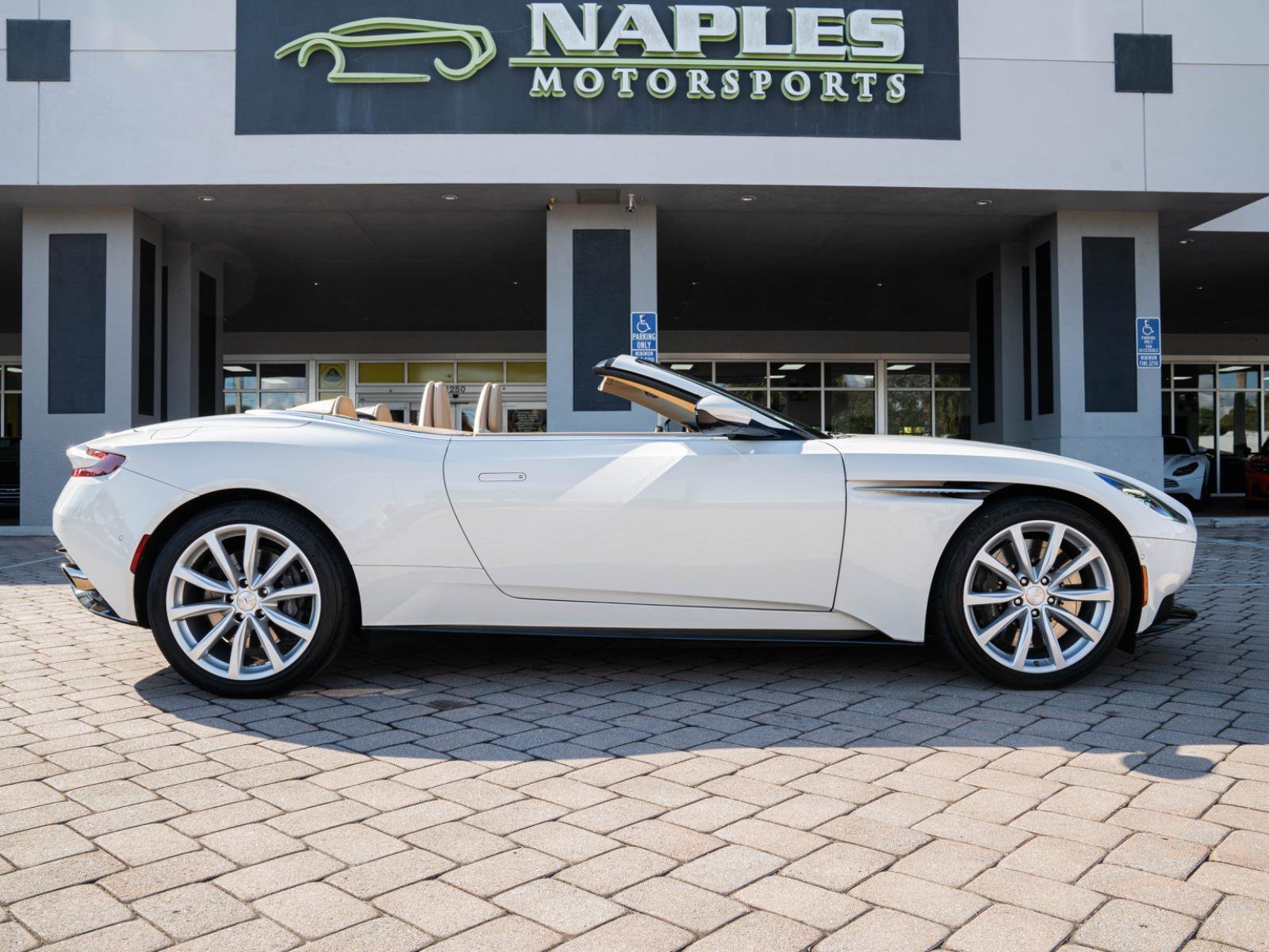 Used 2019 Aston Martin DB11 Volante image 9