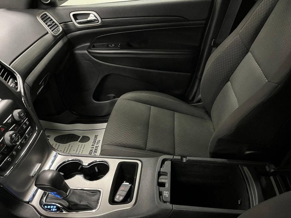 Used 2020 Jeep Grand Cherokee Laredo AWD/4WD image 39