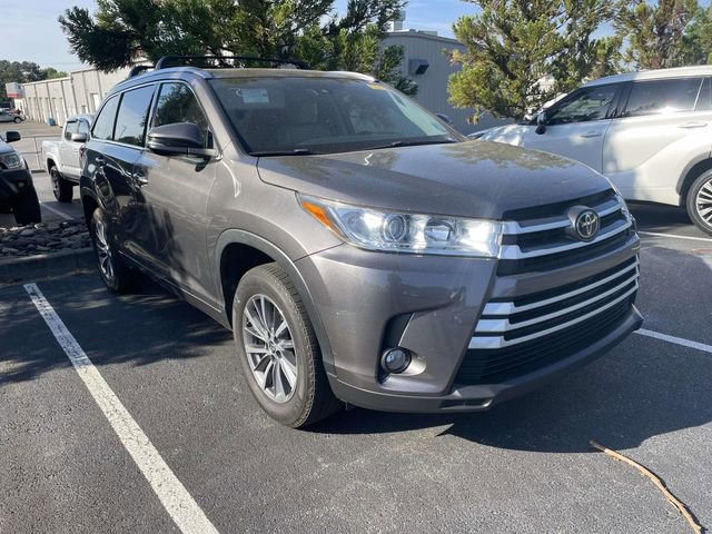 Used 2017 Toyota Highlander XLE FWD image 1