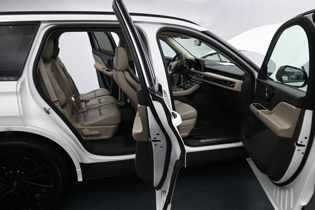 Used 2023 Lincoln Aviator Reserve w/ Equipment Group 201A AWD/4WD image 13