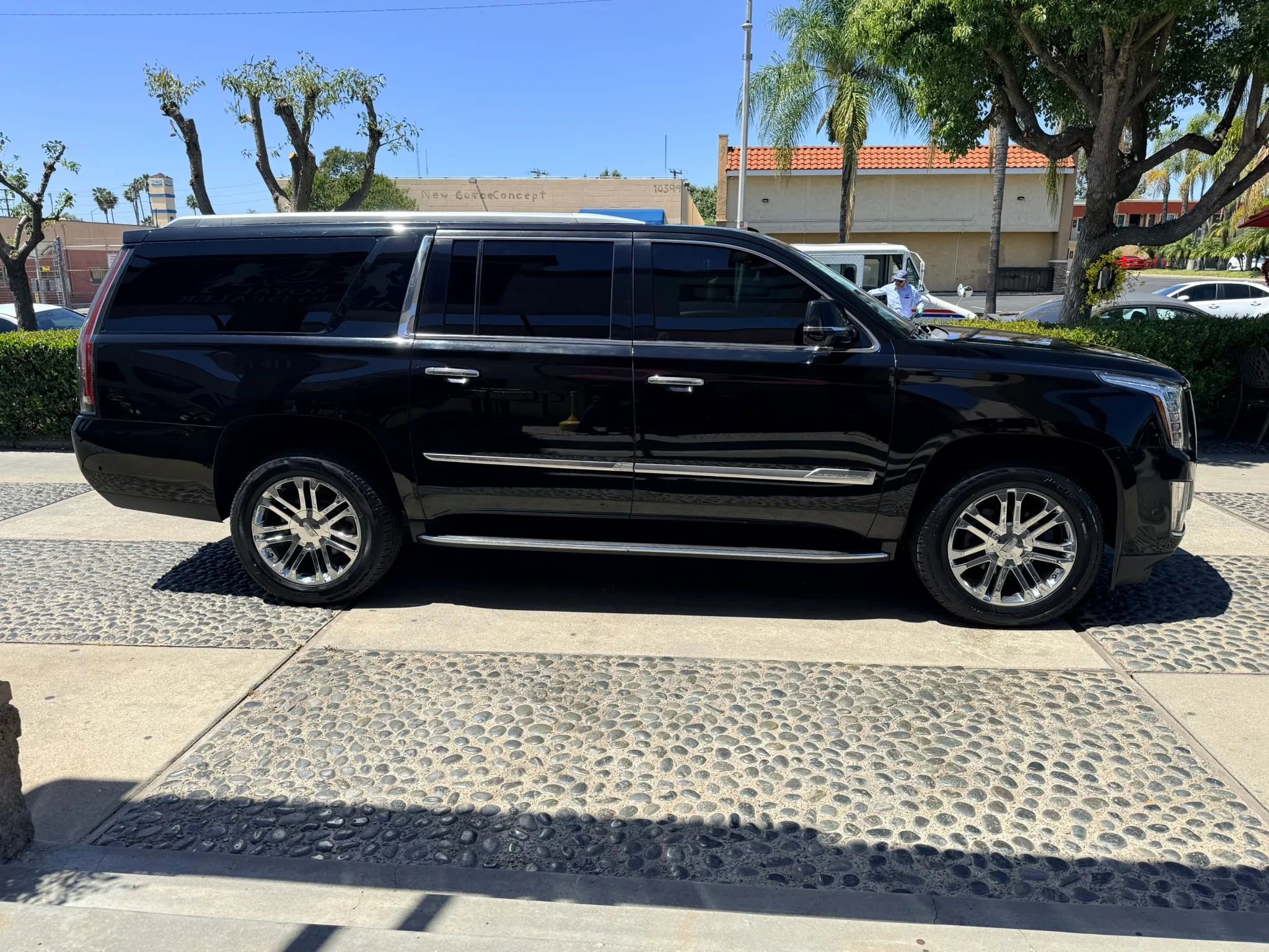 Used 2018 Cadillac Escalade ESV Luxury RWD image 4
