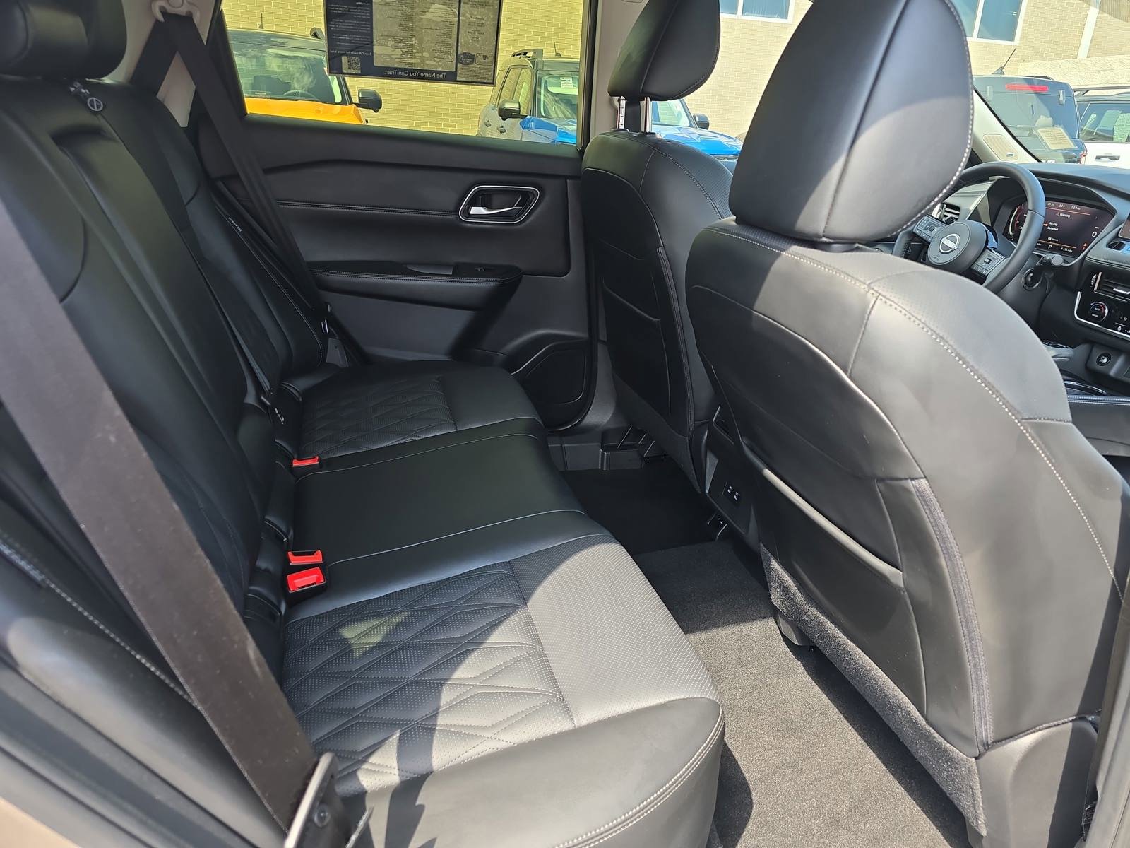 Used 2024 Nissan Rogue Platinum image 12